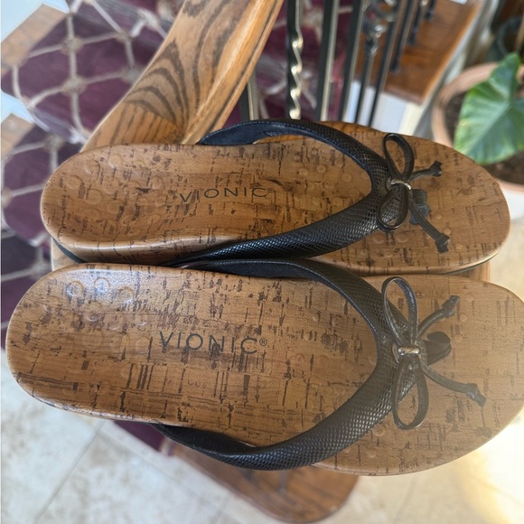 SOLD. VIONIC ladies black bowtie, flip-flop very good condition size 6 - Picture 8 of 10